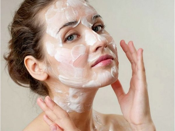 Как шелковая маска для лица помогает бороться с морщинами и признаками старения кожи
